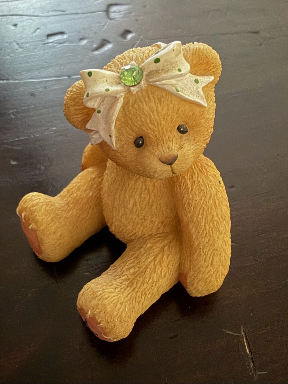 🧸 Cherished Teddies August Birthstone Mini Figurine with Cream Bow and Green Gem